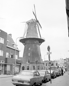 881103 Gezicht op de Molen Rijn en Zon (Adelaarstraat 30) te Utrecht.